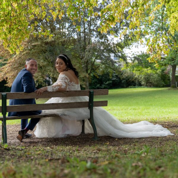 Hochzeitspaar im Park