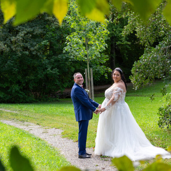 Hochzeitspaar im Park