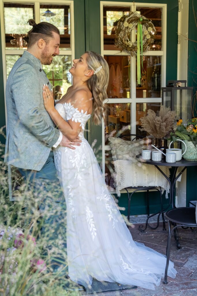 Braut und Bräutigam himmeln sich an